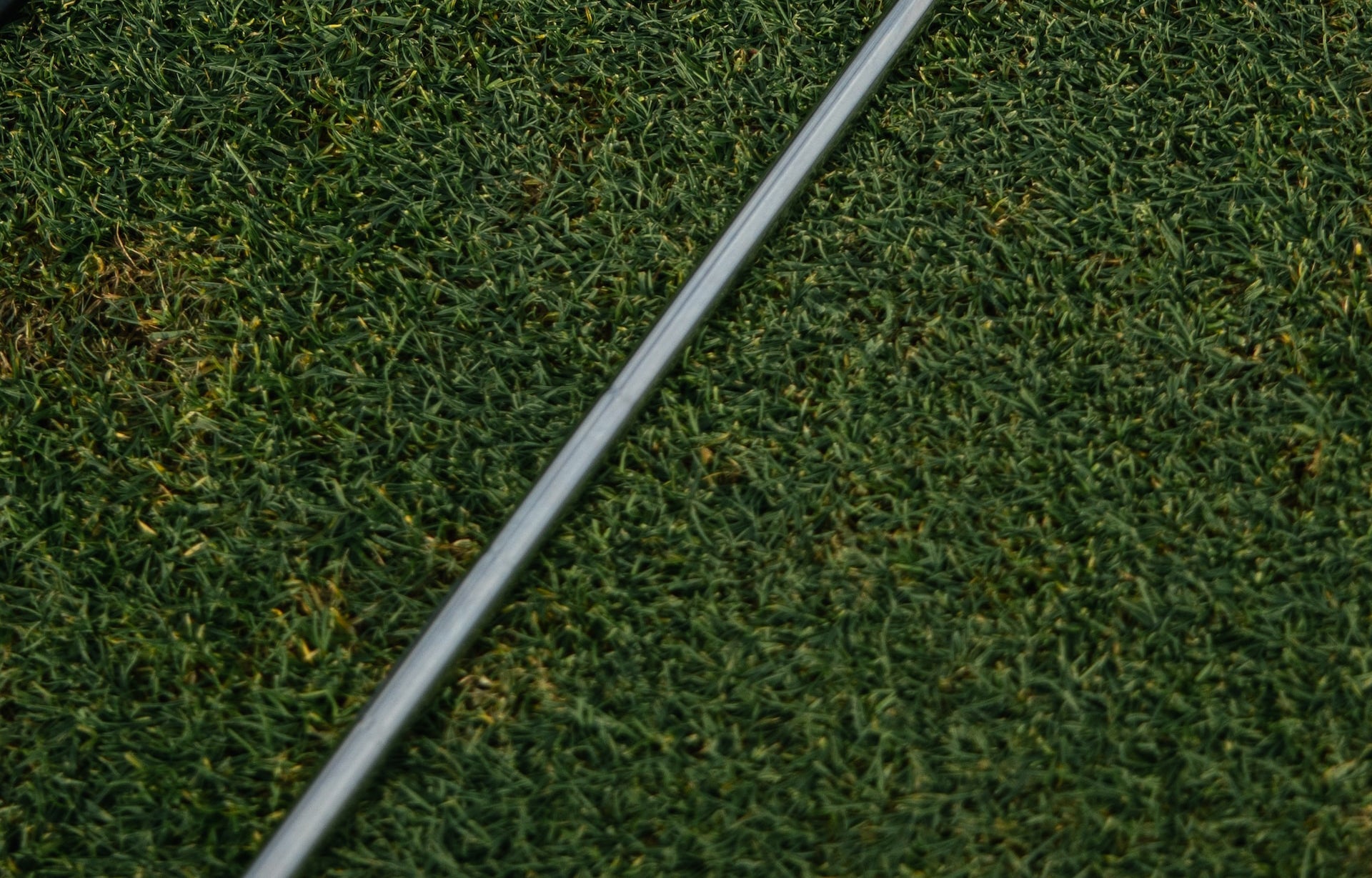 golf clubs shaft laying in the grass project x hzrdus smoke im10