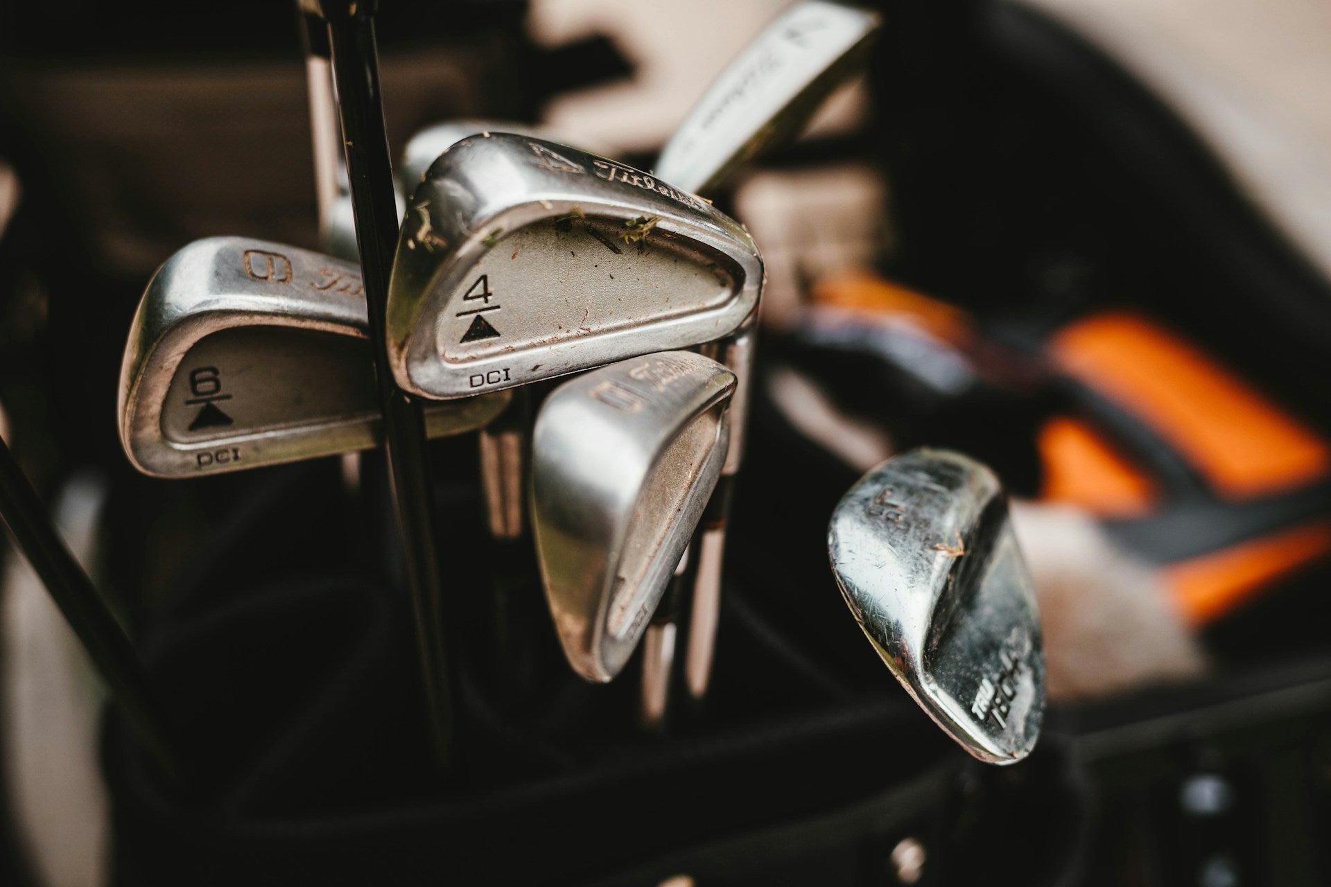 demo golf clubs in a golf bag