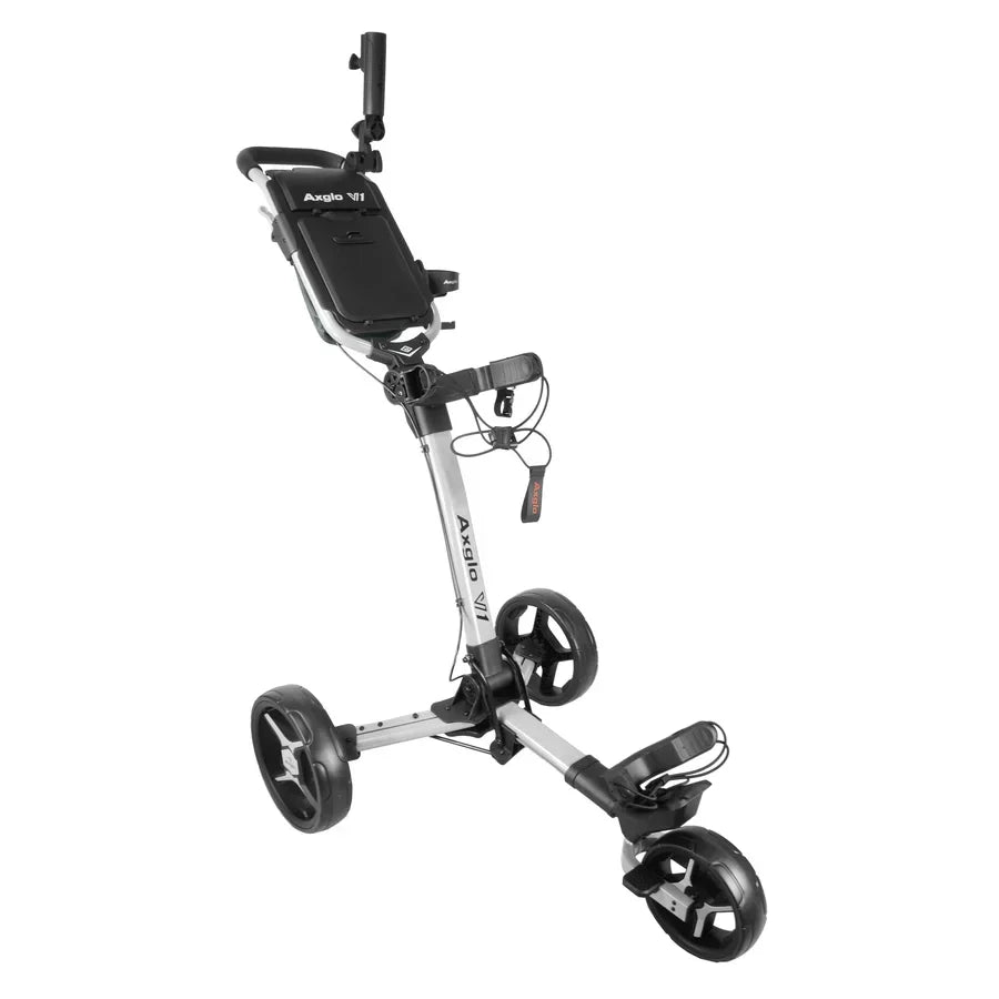 Le chariot de golf Axglo V1 est un modèle compact argenté à trois roues, avec cadre robuste, grandes roues, poignée, levier de frein, support pour téléphone et système de roue à démontage rapide pour un transport facile.