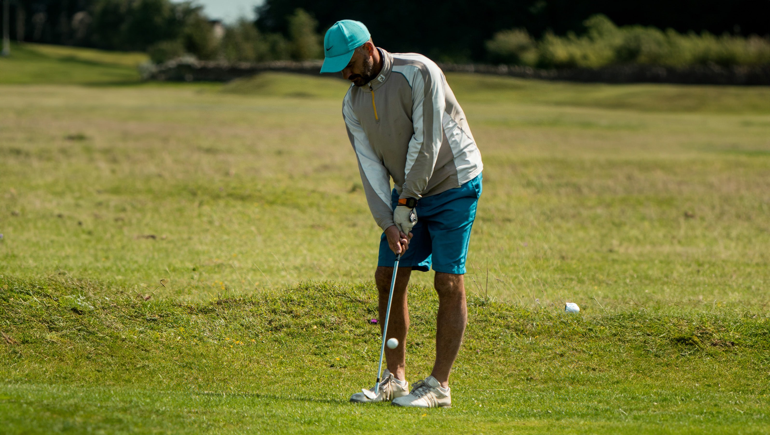 golf player making the proper golf club grip during a game