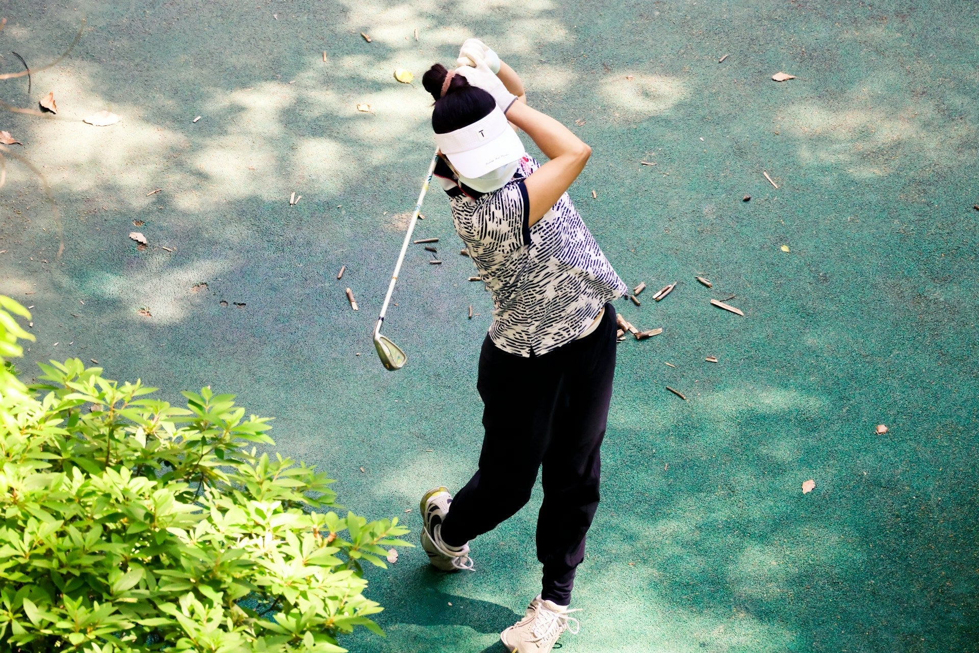 women golf player during a game using golf gifts she received